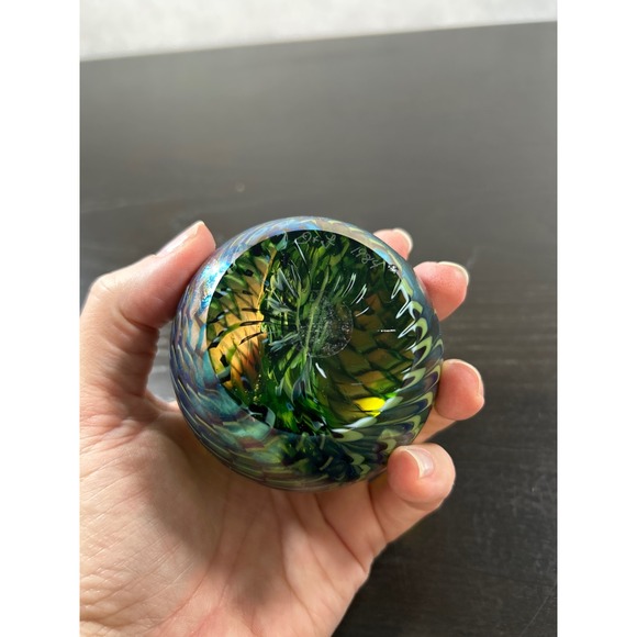 VTG 1984 D+L Signed Iridescent Art Glass Paperweight Green Blue Pulled Feather - Picture 4 of 6